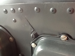 Baffling crack caused by pillowhead bolt with no AN970-3 cut washer under it